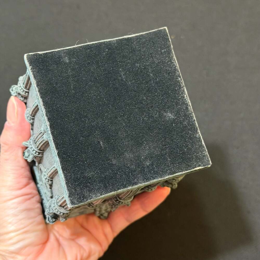 Summit Collection 2002 Gargoyle Gothic Trinket Box with Celtic Knot Lid - Picture 4 of 6